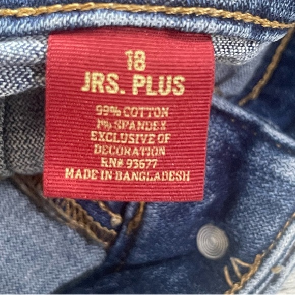 Arizona Jean Co. Distressed Cuffed Stretch Jean Shorts 18 Jrs. Plus - Picture 6 of 6